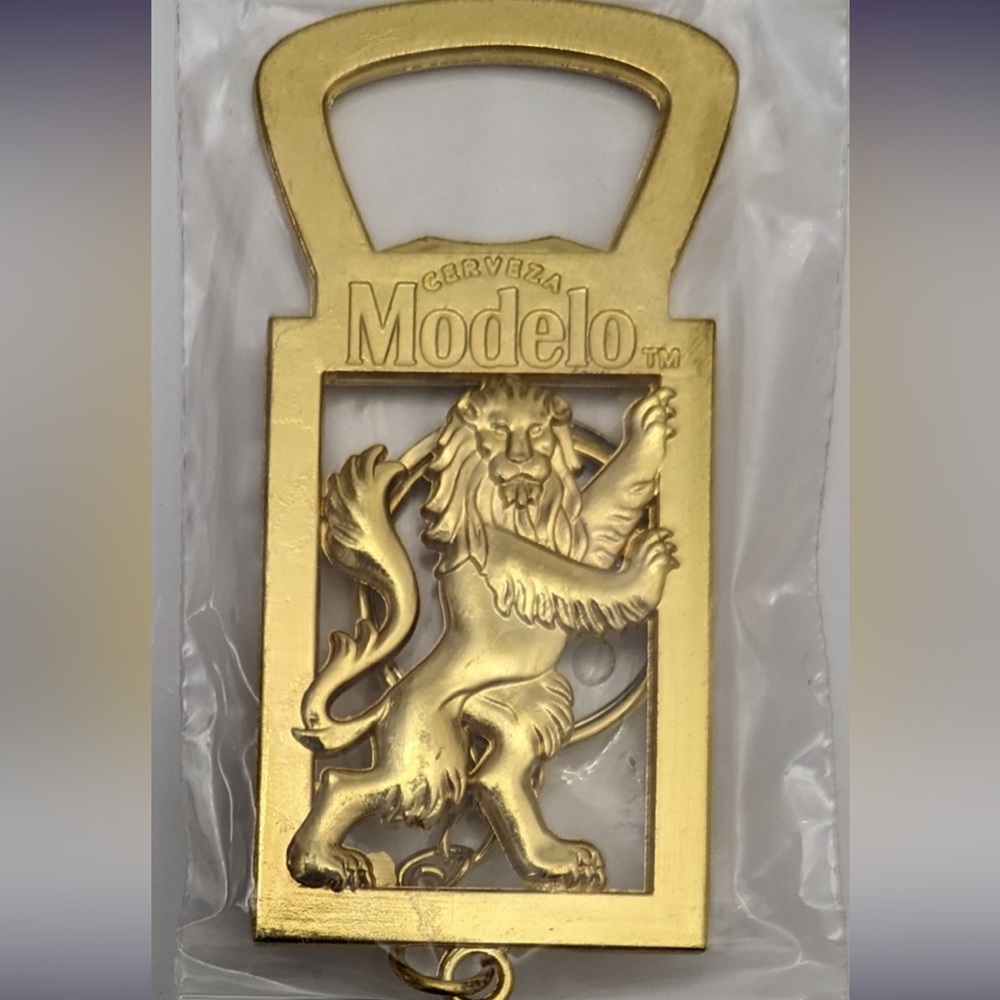 New Modelo Lion gold-toned Metal Bottle Opener Key Chain Cerveza beer keychain - Picture 3 of 3